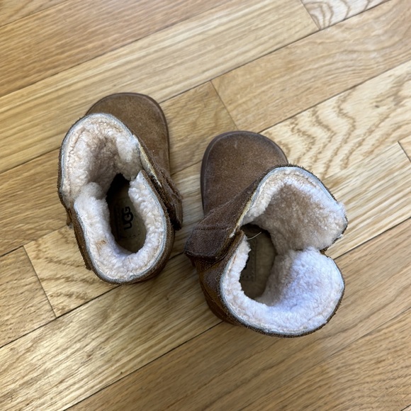 Uggs- velcro - Picture 3 of 4